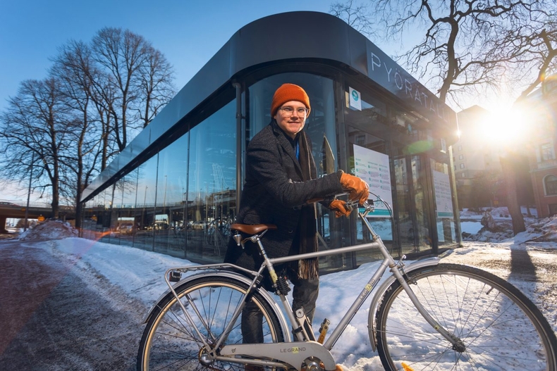 Vaasan kuntatekniikan johtaja Jukka Talven mukaan Pohjolan energiapääkaupunki satsaa vahvasti pyöräilyn edistämiseen. Uuden pyörätallin hankinnassa korostettiin laatukriteereitä, kuten miljööseen sopivaa arkkitehtuuria.